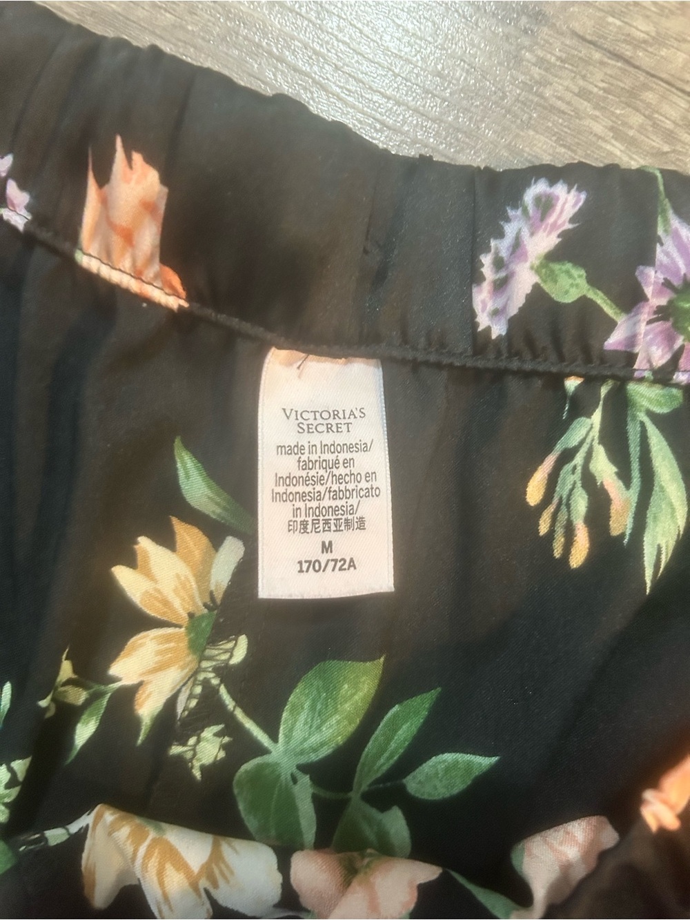Victoria's Secret Women’s Black Floral Satin Shorts Size Medium M - Picture 2 of 2